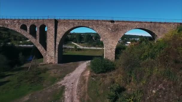 Puente ferroviario de piedra — Vídeo de stock