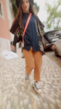 Lowangle Caddesi 'nde çekilen fotoğraf, güvenli adımlarla geçen bir kadını gösteriyor. Önden ve mağazadan. Bağımsız model.