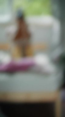 Yatak odasındaki portre, aynada çerçeveli bir kadın, fotoğrafçılık öğrencisi yeşil bitki ve soluk tenli.