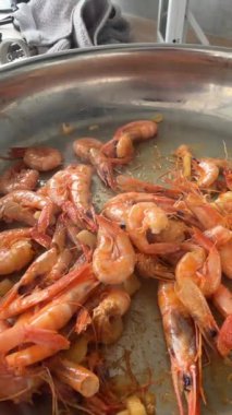 Sarımsak ve yağlı hızlı karidesler, enerjik spatula hareketi parlak kabuklar, yakıcı kenarlar ve karamelli parçalar, çabuk