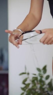 Neon çoraplı, yakın plan jartiyer ve kayışları ayarlayan, dikkatli çekiş ve klipslerle kostüm hazırlayan kadın.