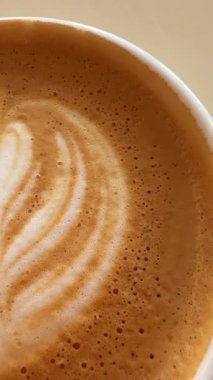 Makro espresso krema deseni, parlak yüzey boyunca detaylı kabarcık şekli, yer değiştiren köpük eğimleri, yakın teftiş