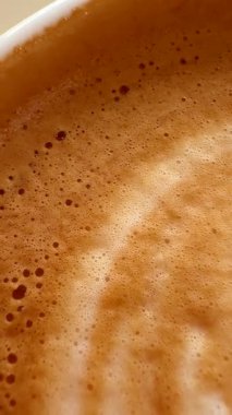 Makro köpük dolgu kabı, yoğun mikro-köpük noktaları yumuşak girdaplarda birleşiyor, detaylı kabarcık kümeleri, sıcak karamel krema tonları,