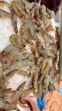 Toplu karidesler pazar tezgahında buza yayıldı, kabuklara, kuyruklara ve parlayan vücutlara yakından bakıldı.