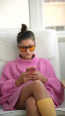 Kapanış mesajlaşması, moda blogcusu anı. Tırnak sanatı ve yüzük sıcak pastel tonları, diz altı çorapları ve turuncu lenslerle.,