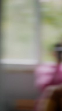 Büyük boy pembe kazaklı beyaz kadın aynada fotoğraf çekiyor, sarı çoraplar, bulanık pencere yeşili, pastel moda.,