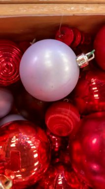 Matte siyah ve mücevher süslemeleri, mavi parıltı ve gümüş aksanlar yüksek kontrast modern bayram havası yaratır, butik