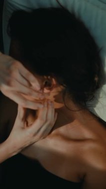 Kulak akupunktur refleksi yaşayan Latin kadın eller kulak boyunca küçük noktalara basar ve soluk terapötik ışık verir.