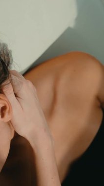 Latin bir kadın boyun masajı yaptırıyor, spa masajı yaptırıyor, ellerini sırtına bastırıyor, trapezius örgüsü, saçları örüyor, sıcak ten tonları, nazik.