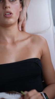 Yakından boyun ve köprücük kemiği masajı eller kafatasının tabanına ve tuzaklarına hafif basınç uyguluyor straplez giyen bir müşteri