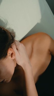 Derin doku akapunktur spor terapisi gören Latin kadın trapezius güneşli tedavi masasına odaklandı.