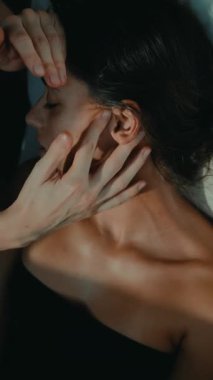 Latin bir kadın lenfatik boyun terapisi görüyor. Nazikçe süpürüyor. Kan dolaşımını hızlandırıyor.