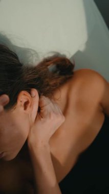 Spor terapistinden son omuz ve boyun gerdirme ameliyatı olan yaslanan kadın, uygulayıcı geniş avuç içi baskısı uyguluyor, gevşiyor