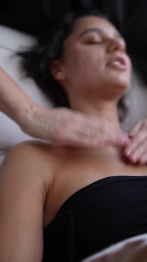 Nazik köprücük kemiği ve üst göğüs masajı. Göğüs ve omuzlarda ritmik darbeler kullanan pratisyen kadın müşteri.