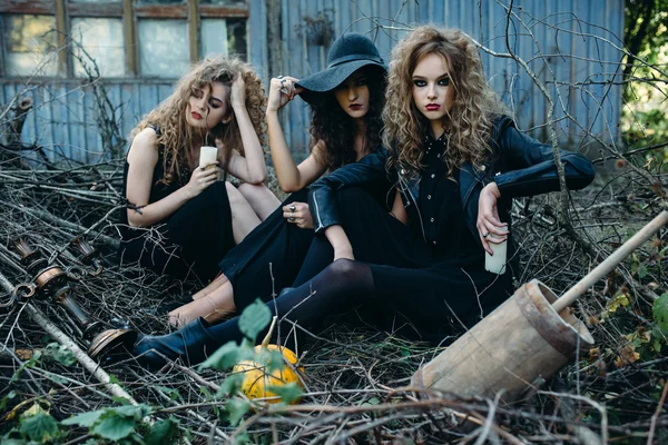 Tres mujeres vintage como brujas —  Fotos de Stock