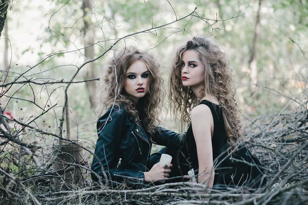 Twee vintage heksen verzameld vooravond van Halloween — Stockfoto