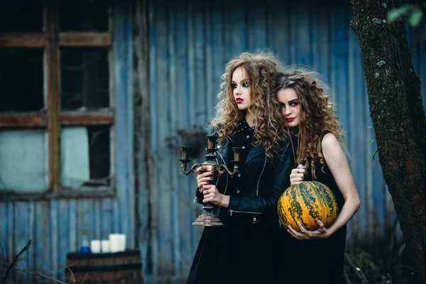 Deux femmes vintage comme sorcières — Photo