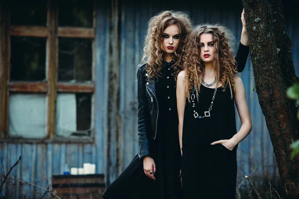 Twee vintage vrouwen als heksen — Stockfoto