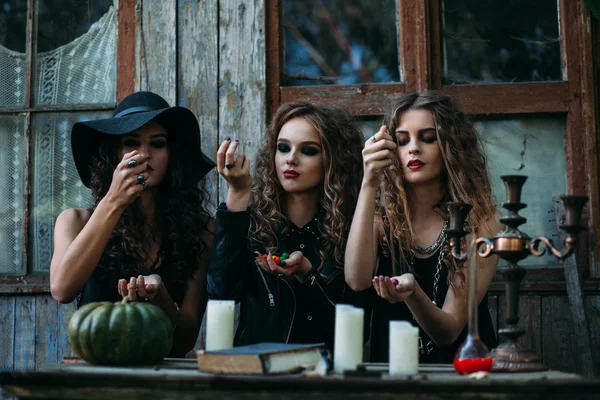 Tres brujas antiguas realizan un ritual mágico —  Fotos de Stock