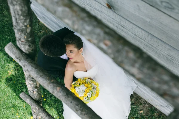 Schönes junges Hochzeitspaar im Freien — Stockfoto