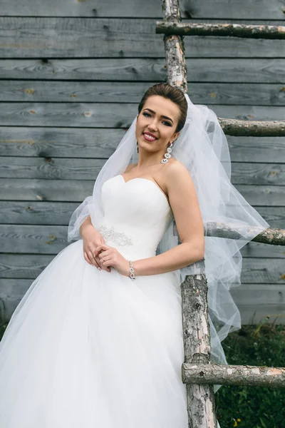 Jonge mooie bruid permanent op de ladder — Stockfoto