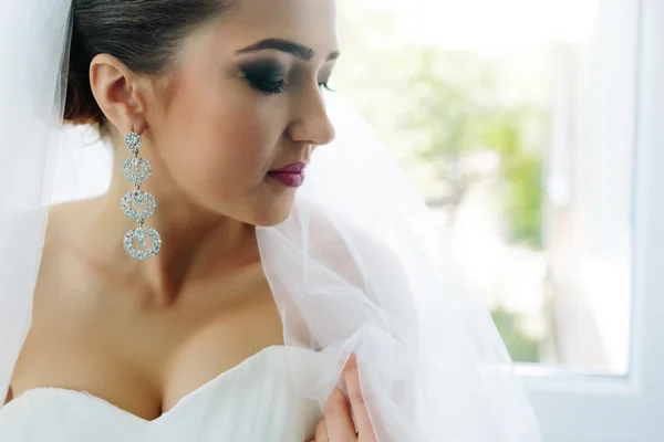 Jeune belle mariée posant contre la fenêtre — Photo