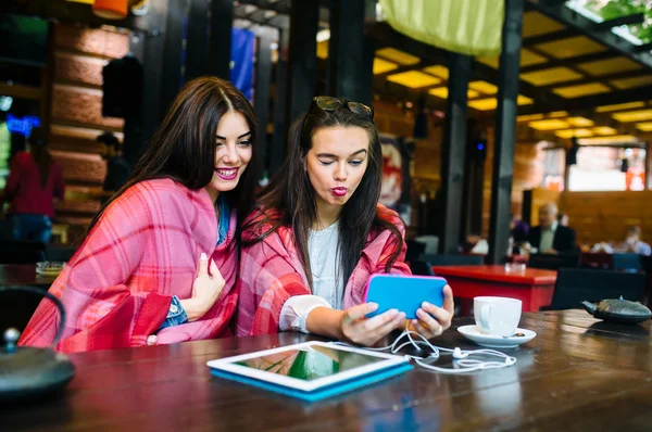 Dua teman dekatku selfie di kafe — Stok Foto