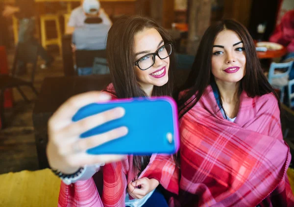 Két közeli barátok csinálni a kávézóban selfie — Stock Fotó