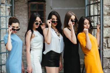 Şehrin beş genç güzel kız