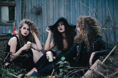Üç vintage Cadılar Sabbat için toplandı