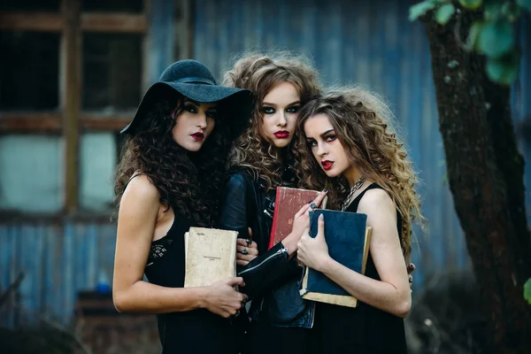 Drie vintage vrouwen als heksen — Stockfoto