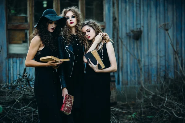 Drie vintage vrouwen als heksen — Stockfoto