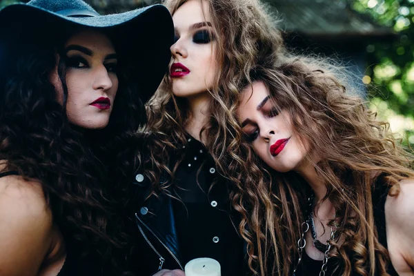 Três mulheres vintage como bruxas — Fotografia de Stock