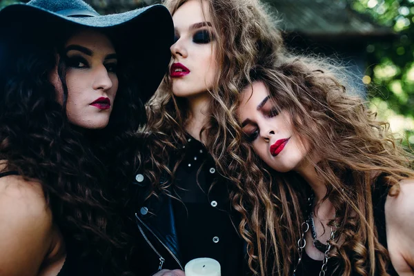 Trois femmes vintage comme sorcières — Photo