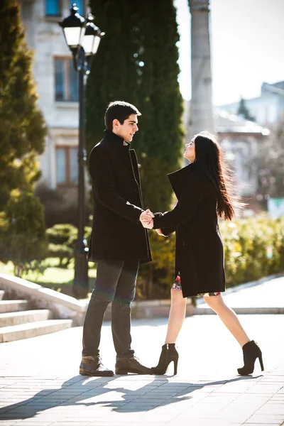 Casal no fundo da cidade — Fotografia de Stock