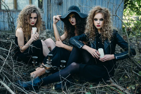 Drei Jahrgangsfrauen als Hexen — Stockfoto