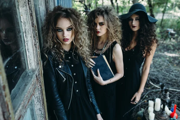 Trois femmes vintage comme sorcières — Photo