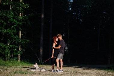 güzel çift ayakta bir ormanda