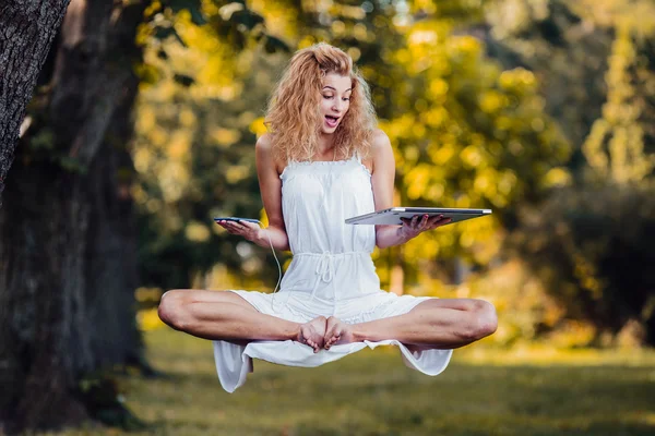 Meisje levitates in de natuur — Stockfoto