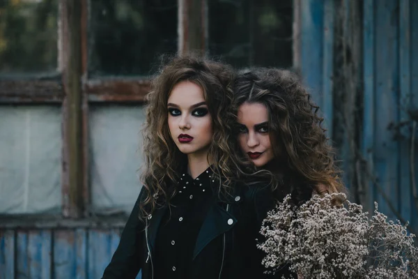 Duas bruxas vintage reuniram véspera de Halloween — Fotografia de Stock