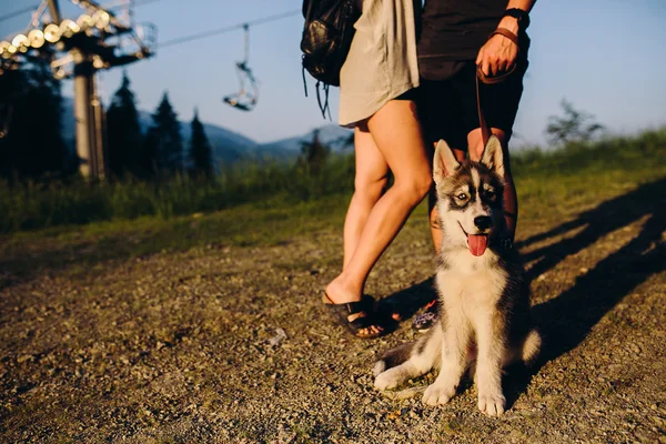 Foto krásné pár v horách — Stock fotografie