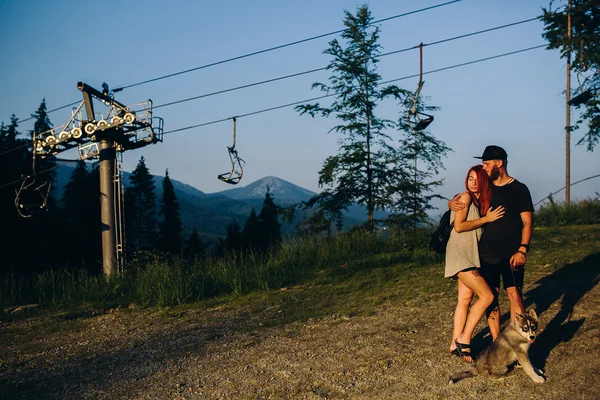 Foto belo casal nas montanhas — Fotografia de Stock