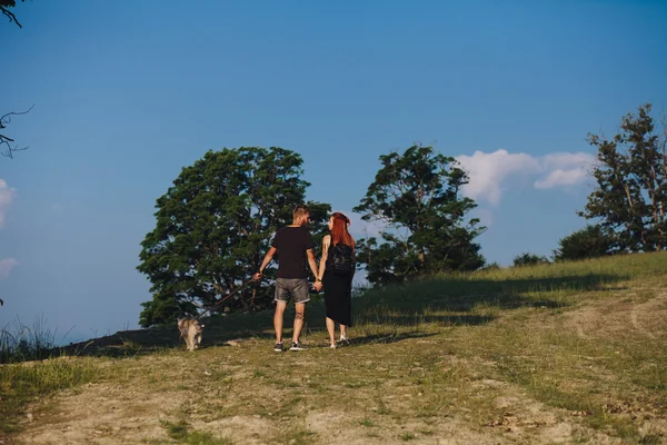 Foto de um casal nas montanhas — Fotografia de Stock