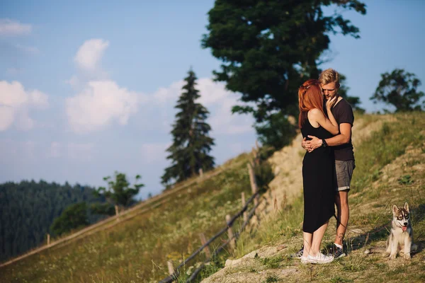 Foto av ett par i bergen — Stockfoto