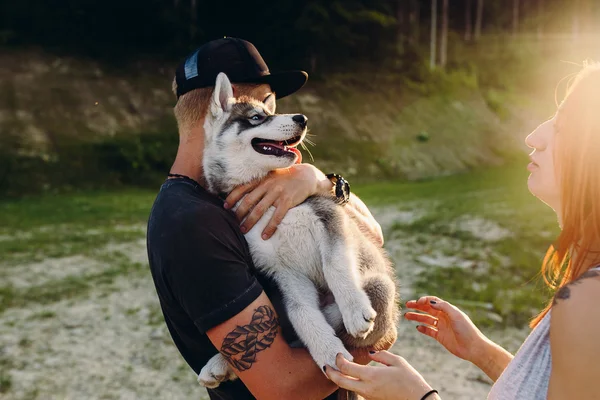 Photo of a couple in the hill — Stock Photo, Image