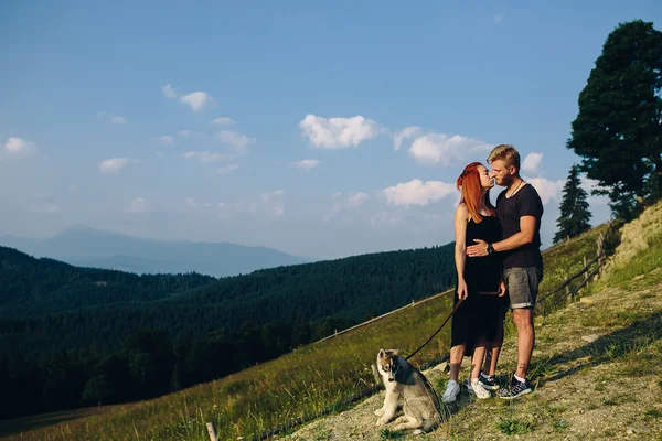 Foto de um casal nas montanhas — Fotografia de Stock