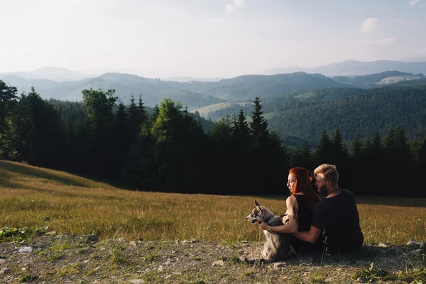 Foto av ett par i bergen — Stockfoto