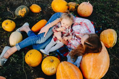 Anne ve kızı kabaklar arasında yalan
