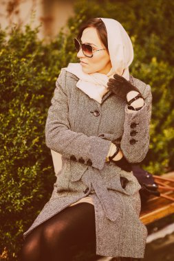 Parktaki bankta oturan kız.