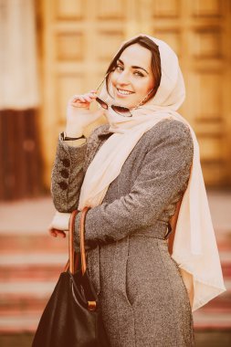 arka bina poz paltolu kız